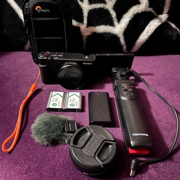 Sony ZV-1 Vlogging Camera Bundle - Picture 1 of 12